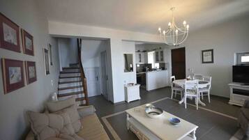 Traditional Townhome | Private kitchen | Full-size fridge, microwave, oven, stovetop