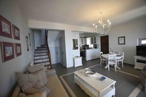 ทราดิชันนัลทาวน์โฮม | ครัวส่วนตัว | ตู้เย็นขนาดใหญ่, ไมโครเวฟ, เตาอบ, เตาประกอบอาหาร