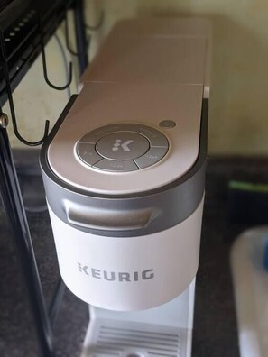 Kjøleskap, mikrobølgeovn og kaffetrakter/tekoker