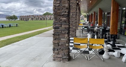 Right on the Beach - Ideal beach resort - two minute walk to beautiful Bear Lake