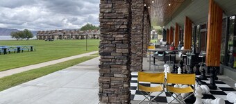 Right on the Beach - Ideal beach resort - two minute walk to beautiful Bear Lake