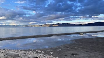 Plage à proximité, chaises longues, serviettes de plage