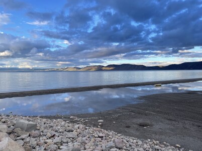 Right on the Beach - Ideal beach resort - two minute walk to beautiful Bear Lake