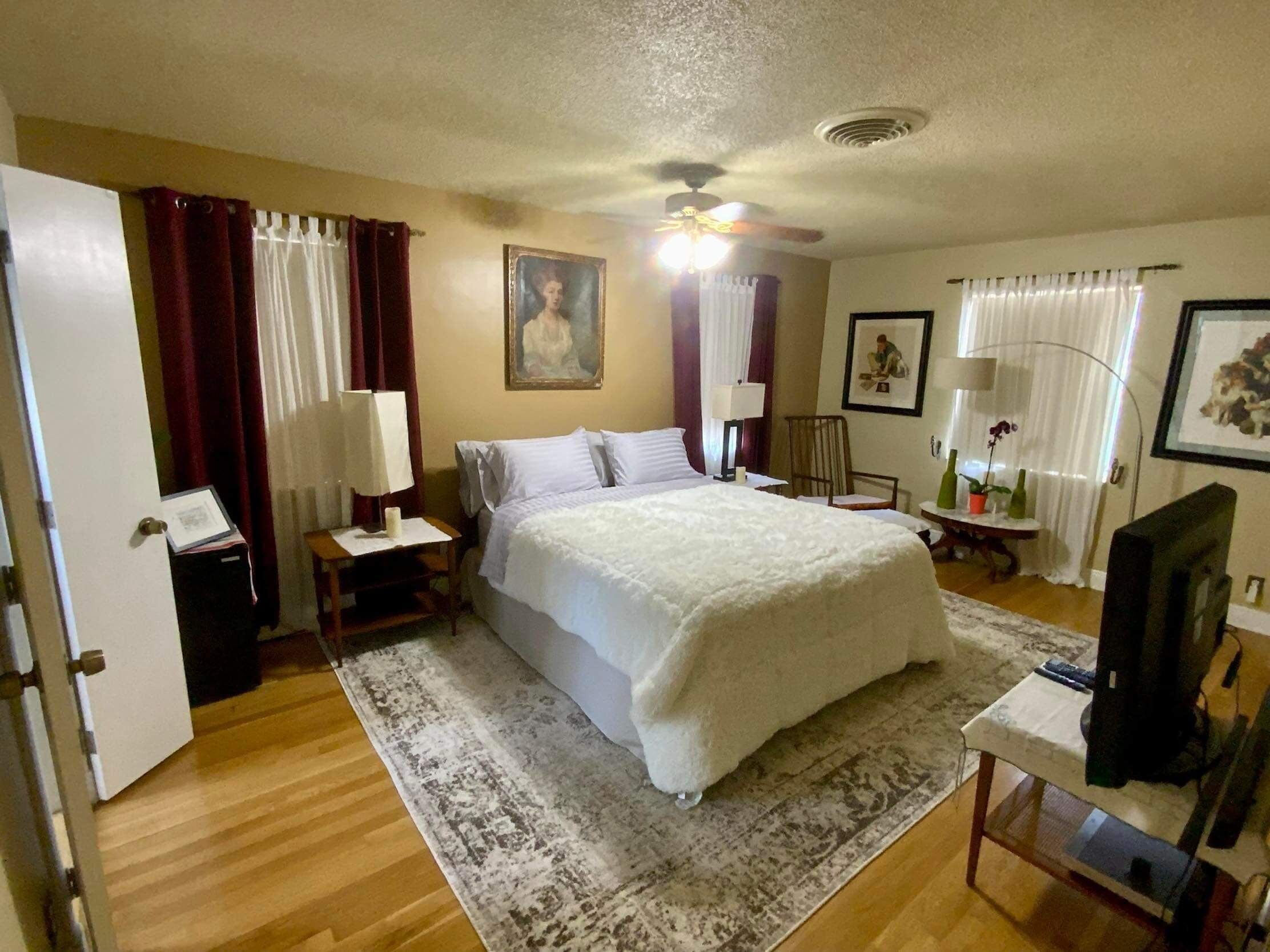 Private Suite in Beautiful Villa-Like Shared Home<br><br>   