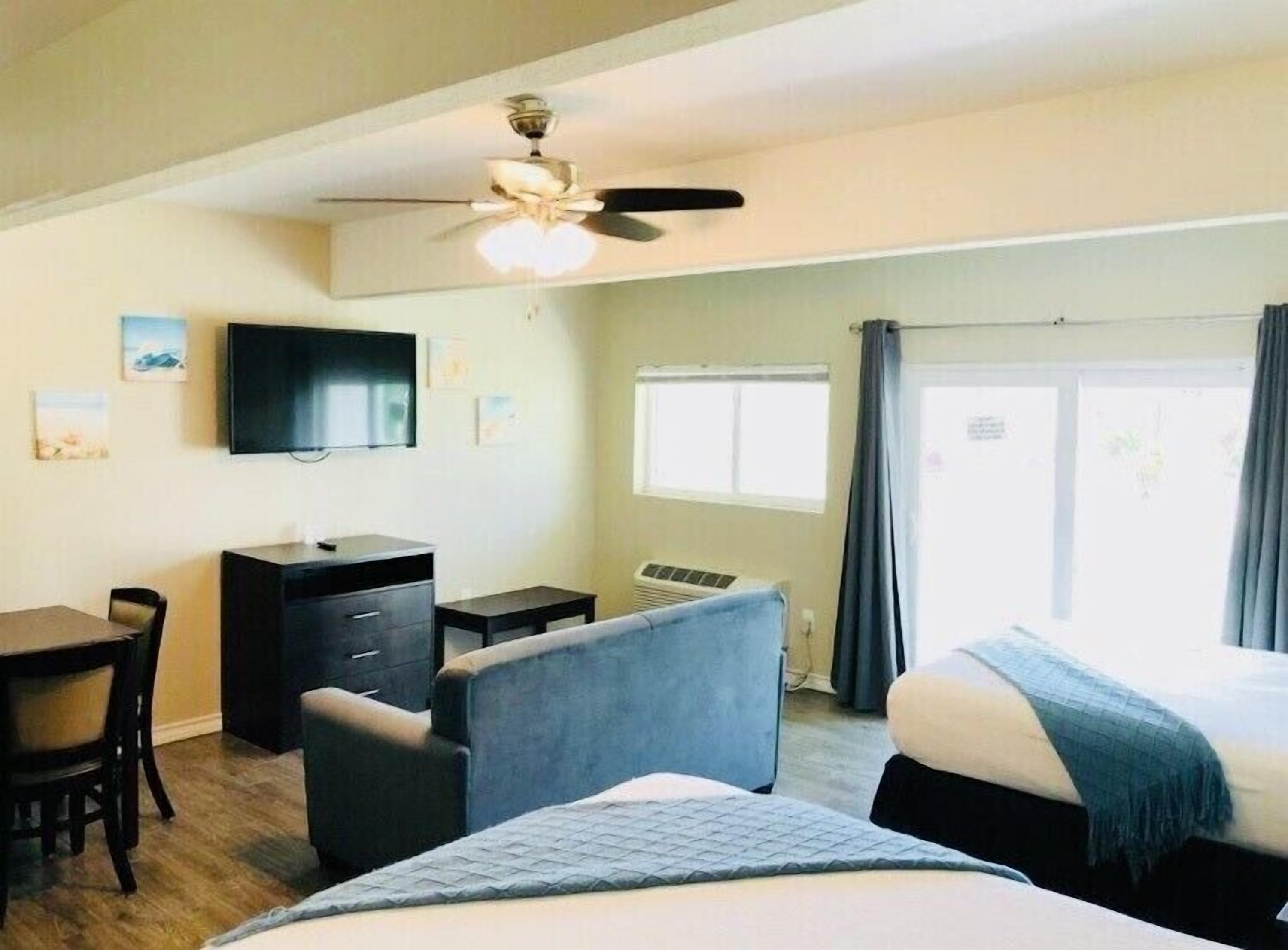 Downstairs Oceanview studio condo with 2 outdoor pools and private fishing pier.