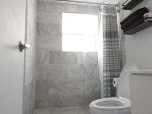 Douche, serviettes fournies, savon, papier toilette