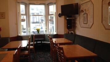 Desayuno continental diario (GBP 5 por persona)