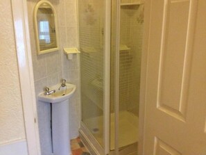 Shower, towels - Bel Reve Hotel (Blackpool)