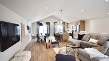 Smart-TV, Kamin, Netflix, DVD-Player