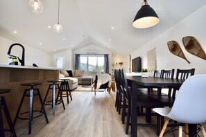 Dining - Big Bear Chalet, modern home on Mount Washington (Quathiaski Cove)