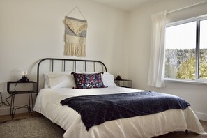 4 bedrooms, desk, free WiFi, bed sheets - Big Bear Chalet, modern home on Mount Washington (Quathiaski Cove)