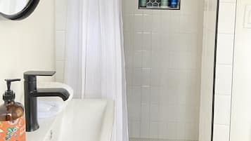 Combined shower/tub, hair dryer, towels