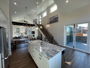 ثلاجة، ميكروويف، فرن، موقد طهي مسطح