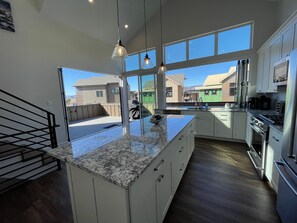 ثلاجة، ميكروويف، فرن، موقد طهي مسطح