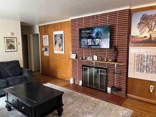 TV - Fully furnished 3-bedroom house sporting Queen-size beds in each room (Salisbury)