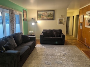 TV - Fully furnished 3-bedroom house sporting  Queen-size beds in each room (Salisbury)