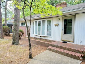 Exterior detail - Fully furnished 3-bedroom house sporting  Queen-size beds in each room (Salisbury)