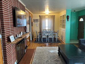 Dining - Fully furnished 3-bedroom house sporting Queen-size beds in each room (Salisbury)