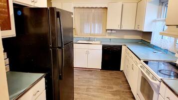 Frigorífico, microondas, horno y placa de cocina