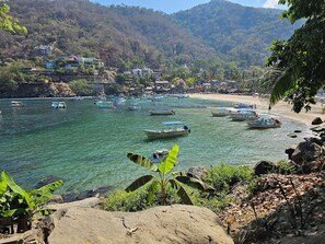 Una playa cerca, sillas reclinables de playa, toallas de playa