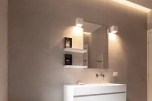 Shower, hair dryer, bidet, towels