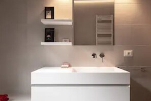 Douche, sèche-cheveux, bidet, serviettes fournies