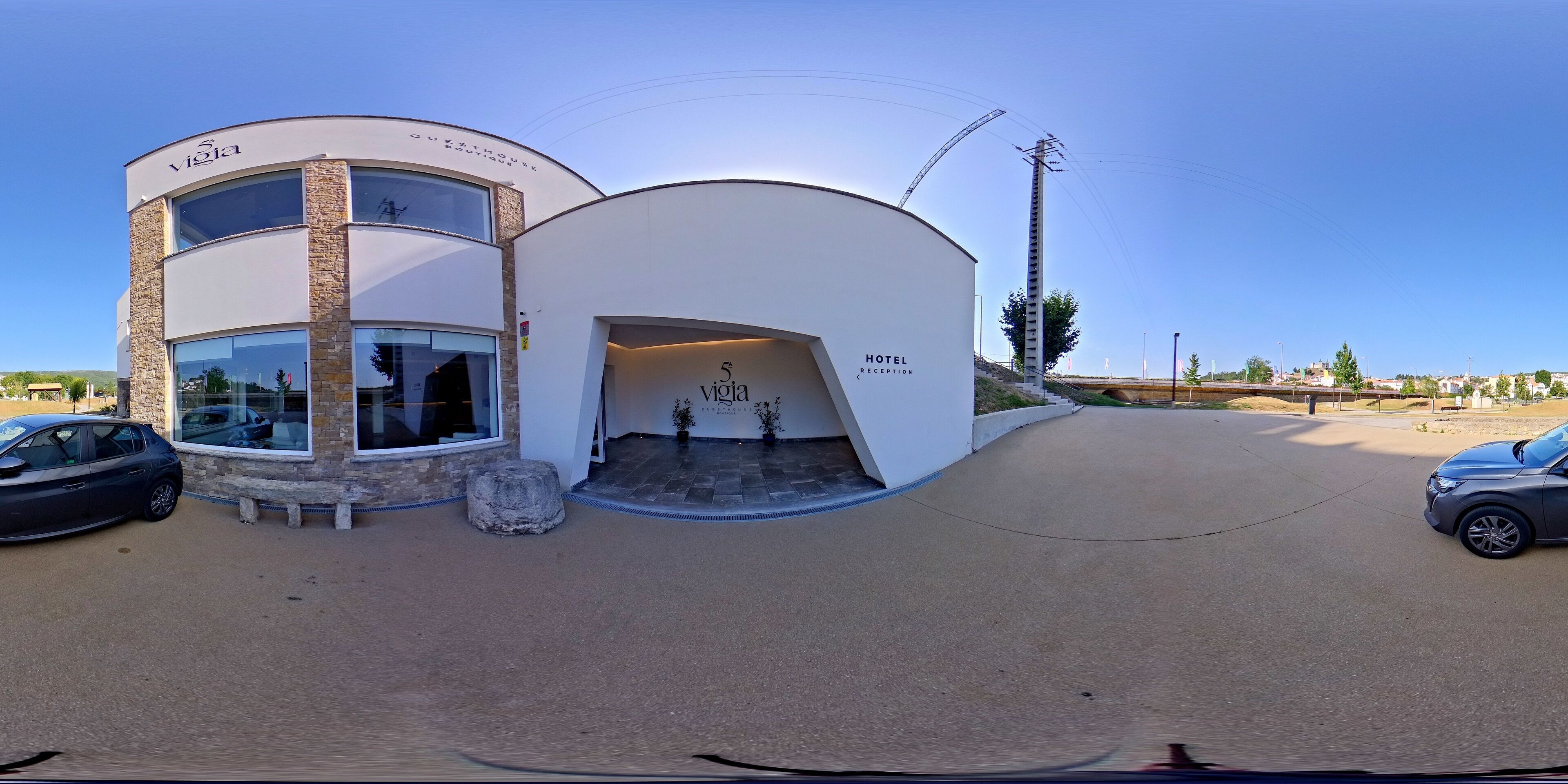 Un hotel con recepción y habitaciones de huéspedes.