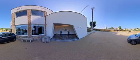 Un hotel con recepción y habitaciones de huéspedes.