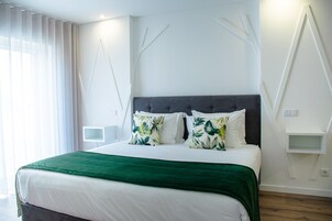Deluxe Room, 1 King Bed, Accessible, City View | Premium bedding, Select Comfort beds, minibar, individually decorated