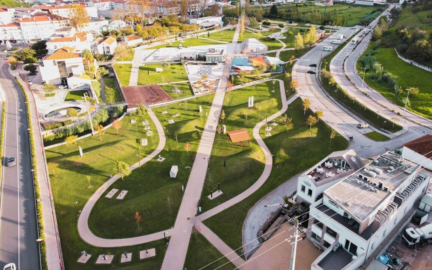 Vue aérienne d’un espace aménagé comprenant des allées, des espaces verts et un bâtiment sur lequel on peut voir un panneau Visa.