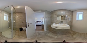 Deluxe Triple Room, Accessible, Mountain View | Bathroom | Shower, hydromassage showerhead, designer toiletries, hair dryer - 5ª Vigia Guest House (Porto de Mos)