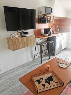 Réfrigérateur, micro-ondes, plaque de cuisson, cafetiÚre/bouilloire