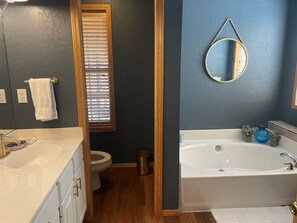 Combined shower/tub, hair dryer, towels, soap - Mountain Getaway Minutes from Ski Apache & Midtown Ruidoso (Alto)
