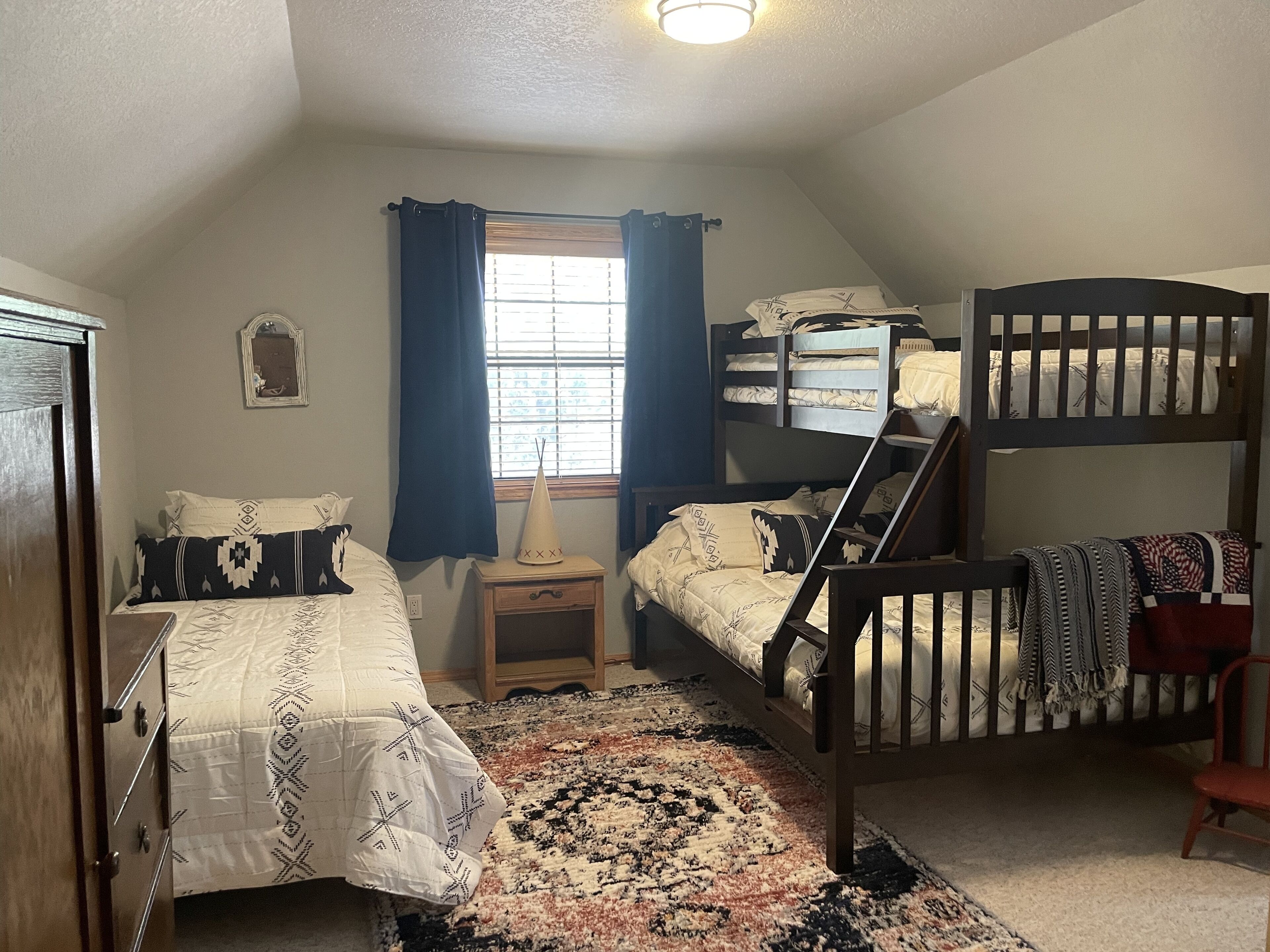 3 habitaciones, tabla de planchar con plancha y cuna de viaje 