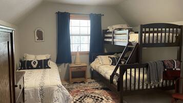 3 habitaciones, tabla de planchar con plancha y cuna de viaje