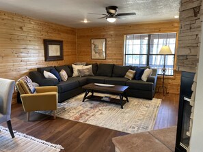 Smart TV, fireplace, books - Mountain Getaway Minutes from Ski Apache & Midtown Ruidoso (Alto)