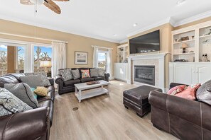 Smart TV, fireplace, DVD player, table tennis