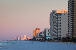 Playa en los alrededores, camastros y toallas de playa