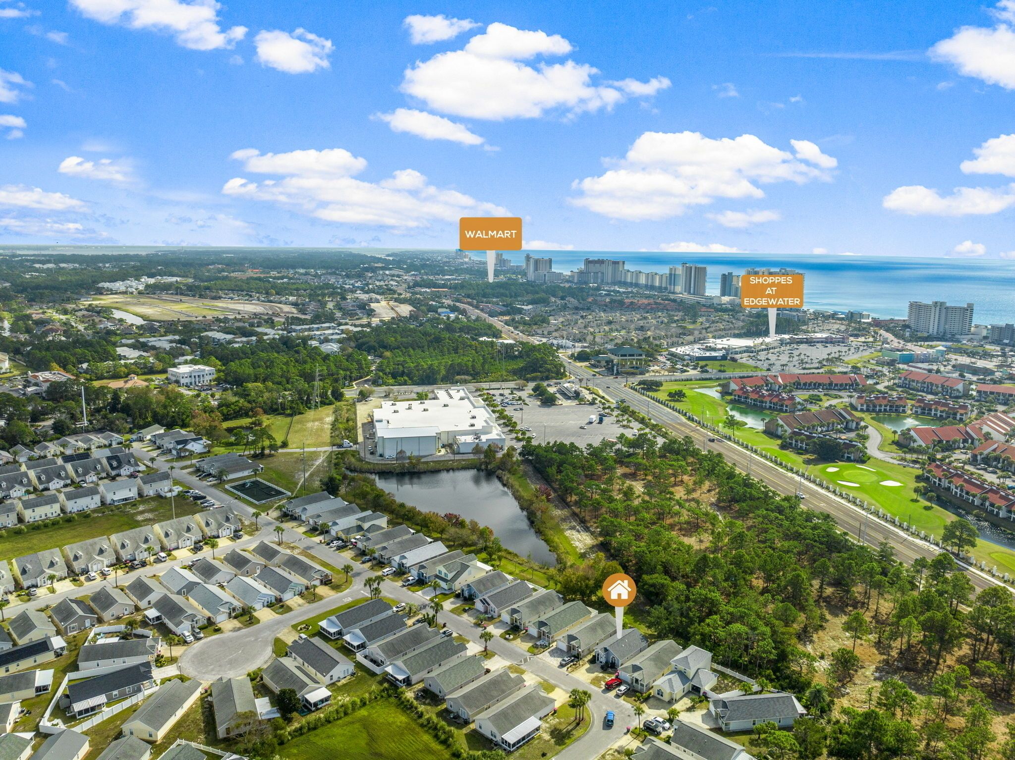 Vue aérienne d’un quartier résidentiel avec un grand bâtiment portant l’inscription « WALMART » et un autre portant l’inscription « SHOPPES AT EDGEWATER ».