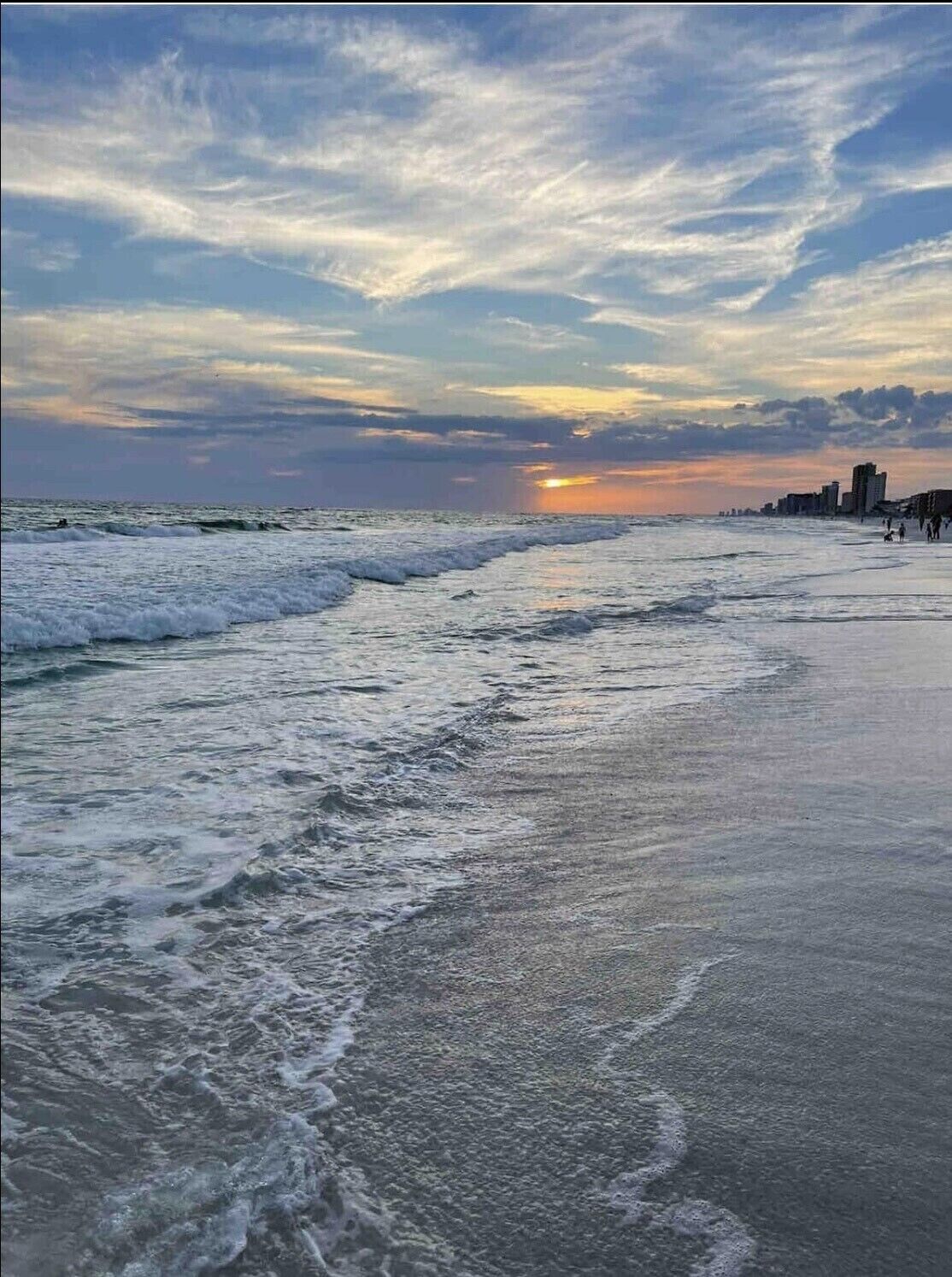 Playa en los alrededores, camastros y toallas de playa 