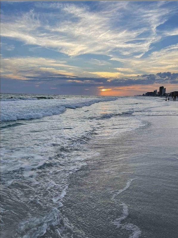 Playa en los alrededores, camastros y toallas de playa