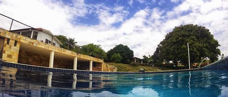 Una piscina al aire libre