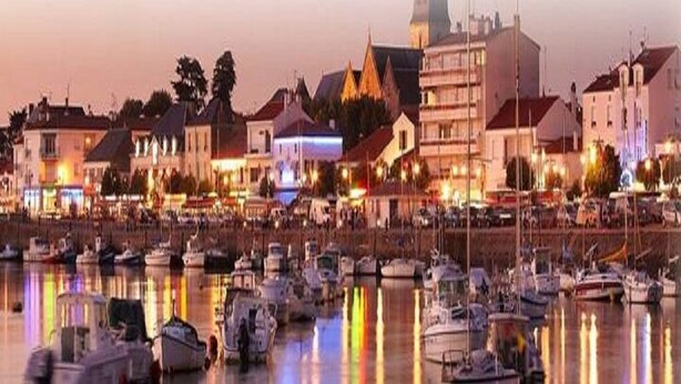 A marina with boats docked, buildings with traditional architecture, and a clear sky. - Villa "Le Paradis Bleu" Heated pool and beach 200 m'away (Saint-Gilles-Croix-de-Vie)
