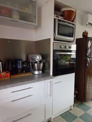Refrigerador, microondas, lavavajillas y utensilios de cocina