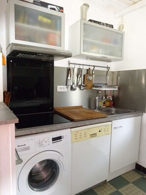 Refrigerador, microondas, lavavajillas y utensilios de cocina