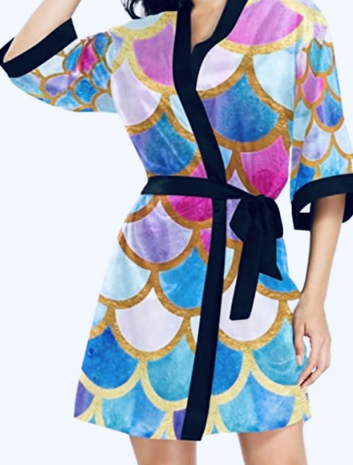 Una persona con un vestido de estampado colorido que recuerda a escamas y un cinturón negro.