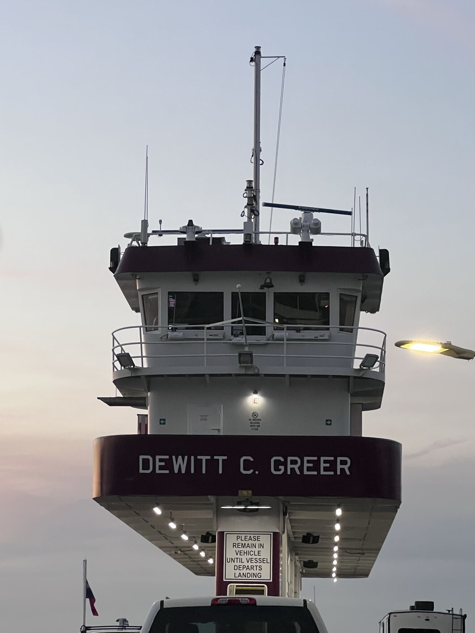 Ein Kontrollturm mit dem Schriftzug 'DEWITT C. GREER'.
