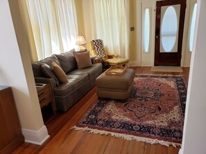 Smart TV, DVD player, books - The Ybor House - Vintage Bungalow in Central Tampa (Tampa)