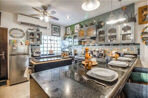 Jääkaappi, mikroaaltouuni, uuni, liesi