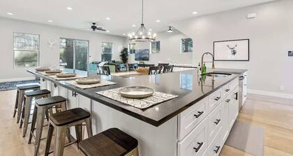 360 Rooftop Views | New Build | Hot Tub | MTN Luxe